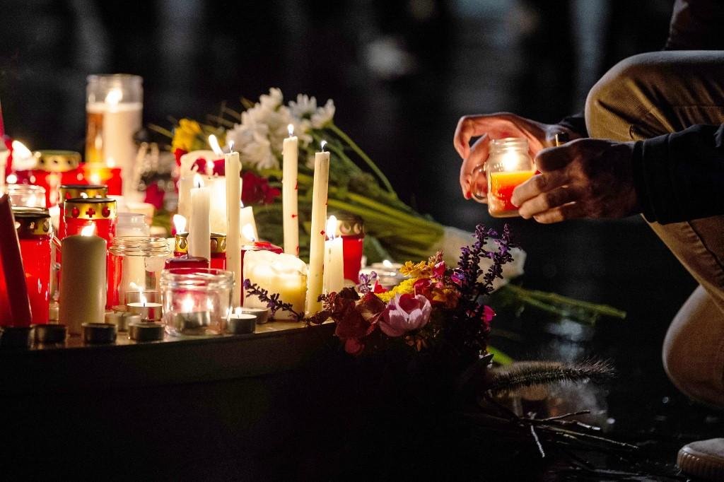 Popula&ccedil;&atilde;o voltou ao local para prestar homenagens &agrave;s v&iacute;timas do ataque