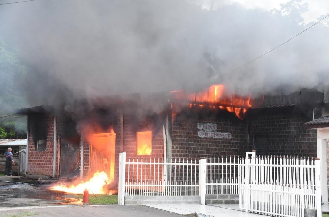 Inc&ecirc;ndio atingiu empresa na madrugada desta quinta-feira