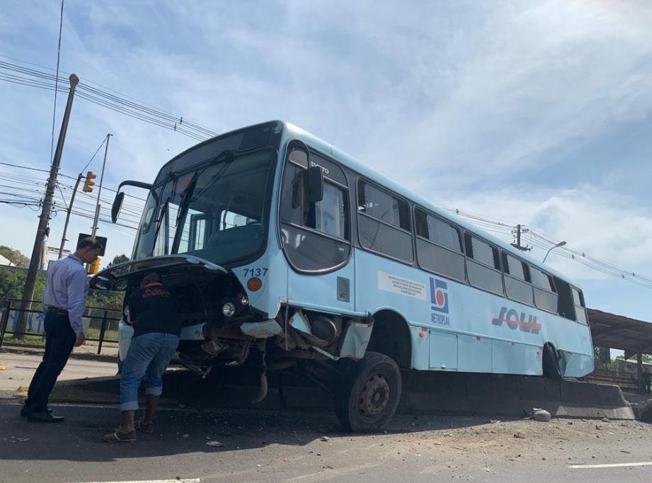 Acidente com &ocirc;nibus ocorreu na manh&atilde; desta quinta-feira na zona Norte de Porto Alegre