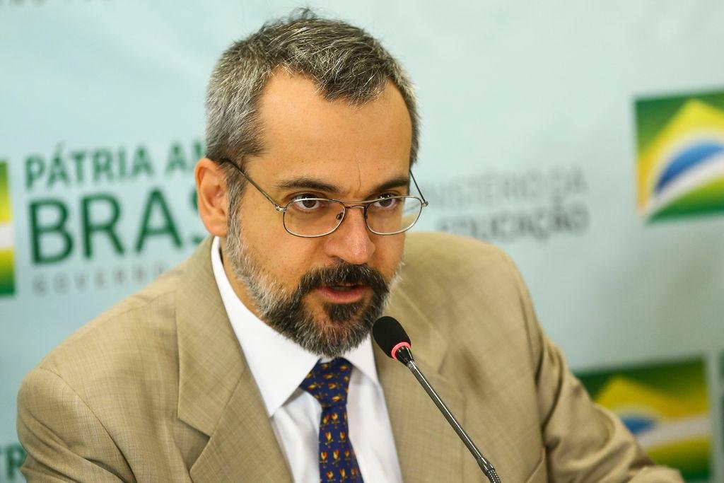Weintraub destaca que Enem 2019 ser&aacute; &uacute;ltima edi&ccedil;&atilde;o impressa do concurso
