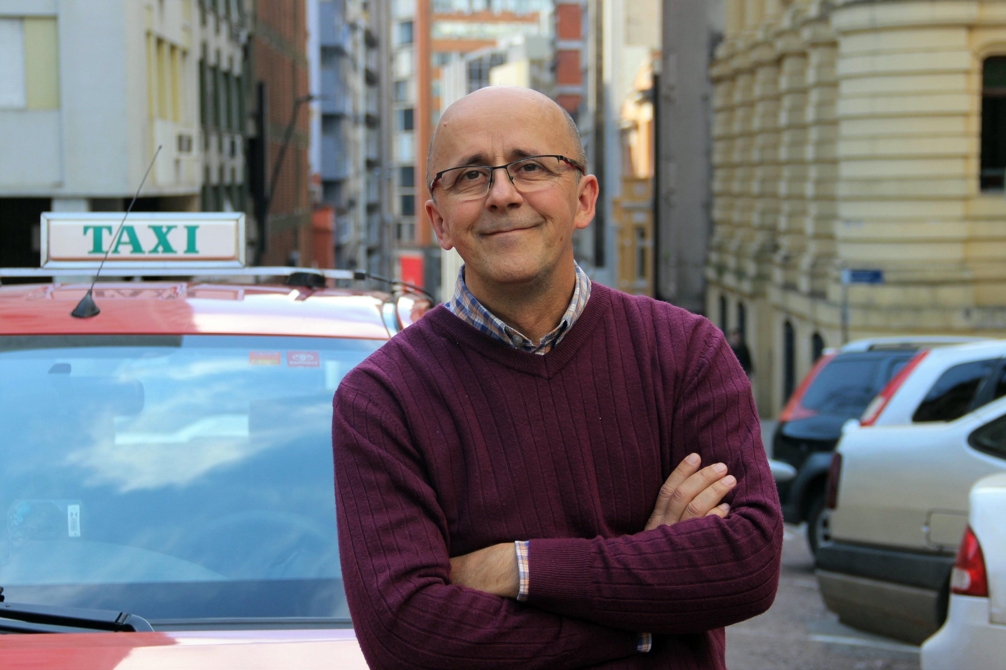 Mauro Castro come&ccedil;ou como motorista de t&aacute;xi nos anis 1980 e j&aacute; lan&ccedil;ou livros sobre a sua profiss&atilde;o