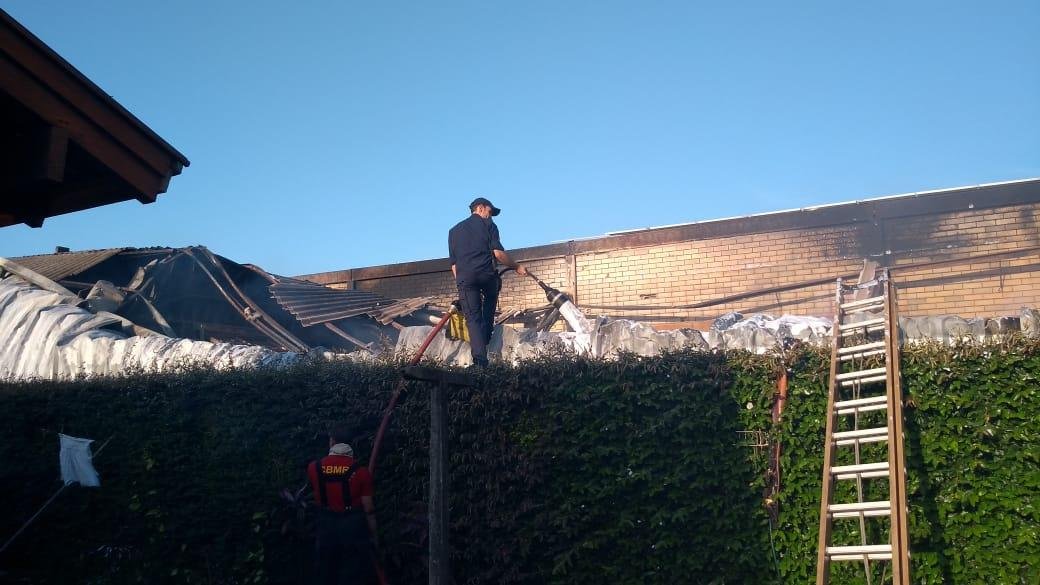 Quatro caminh&otilde;es do Corpo de Bombeiros controlaram as chamas no bairro Ideal nesta quinta-feira
