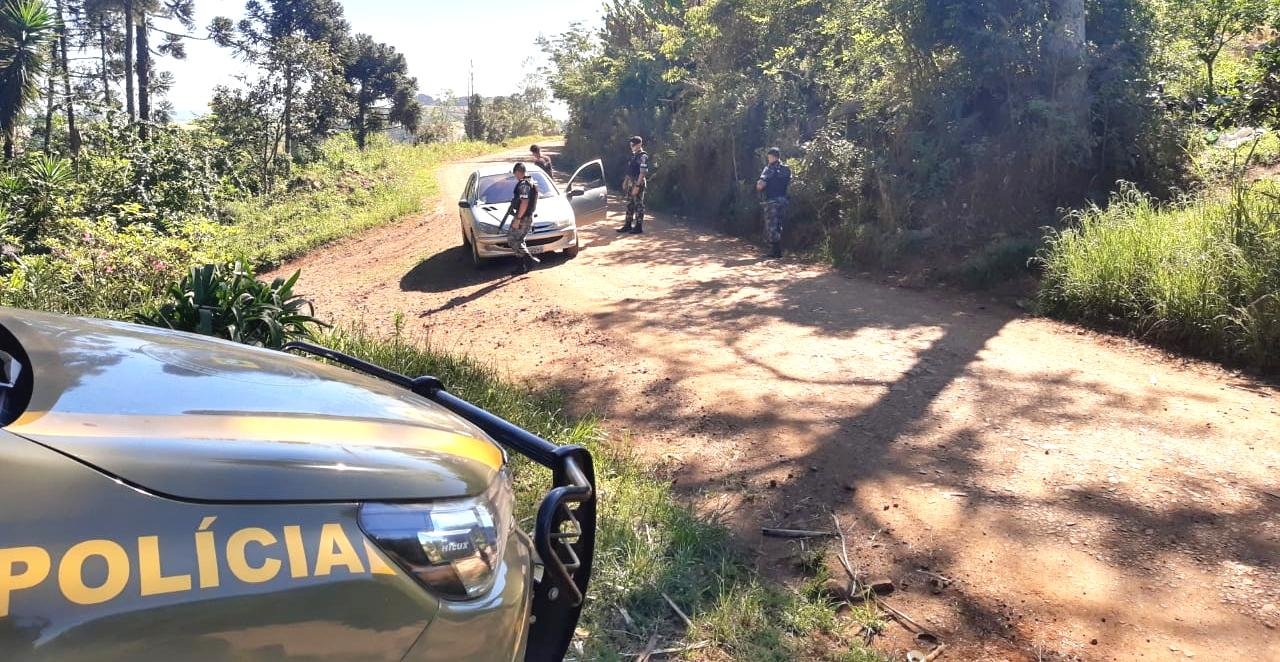Cerco policial inclui barreiras e abordagens nas estradas vicinais da regi&atilde;o