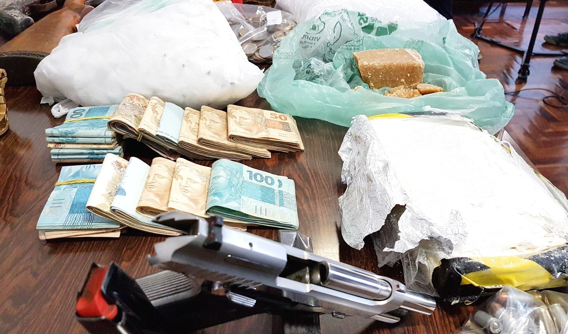 A&ccedil;&atilde;o policial j&aacute; resultou na apreens&atilde;o de dinheiro, drogas, armas e outros objetos