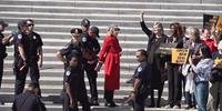 Jane Fonda foi presa com outras 15 pessoas após protesto em Washington