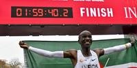 Queniano Eliud Kipchoge se tornou o primeiro atleta a correr uma maratona em menos de duas horas