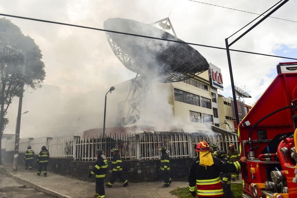 Teleamazonas foi atingida com objetos incendi&aacute;rios