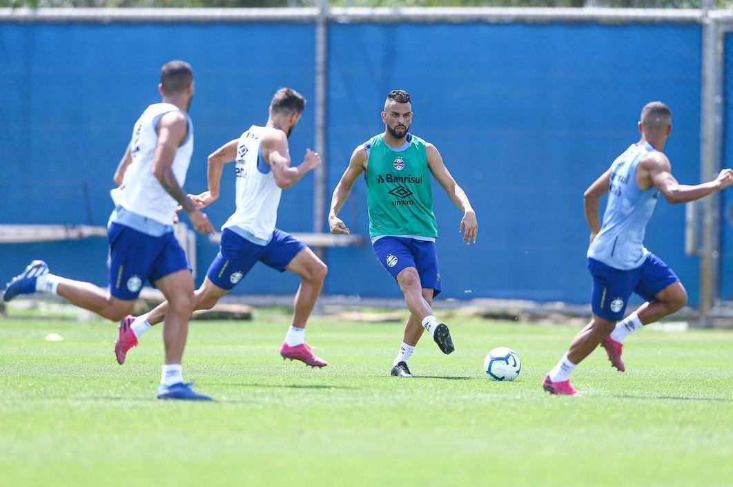 Maicon deve formar meio com Michel