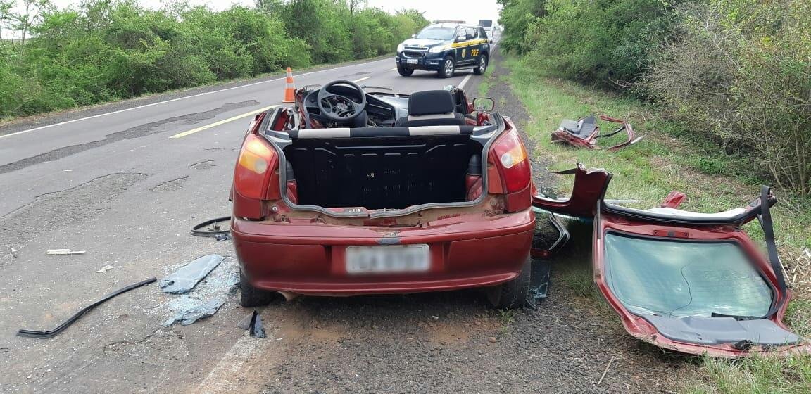 Motorista do Palio precisou ser retirado pelos bombeiros, que usaram o desencarcerador