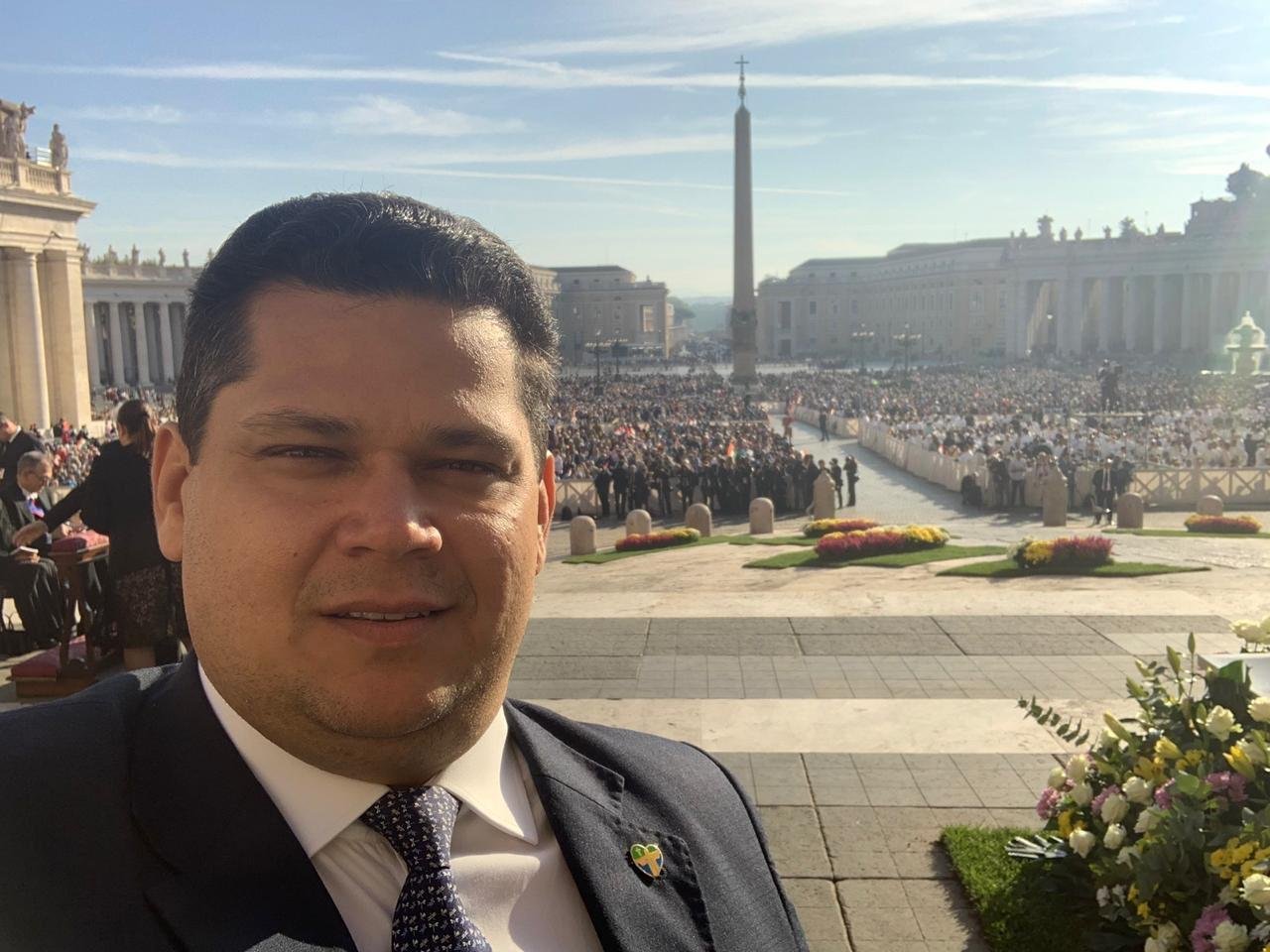 Ele acompanha a comitiva de parlamentares do Brasil que foi a Roma participar da cerim&ocirc;nia de canoniza&ccedil;&atilde;o de Irm&atilde; Dulce