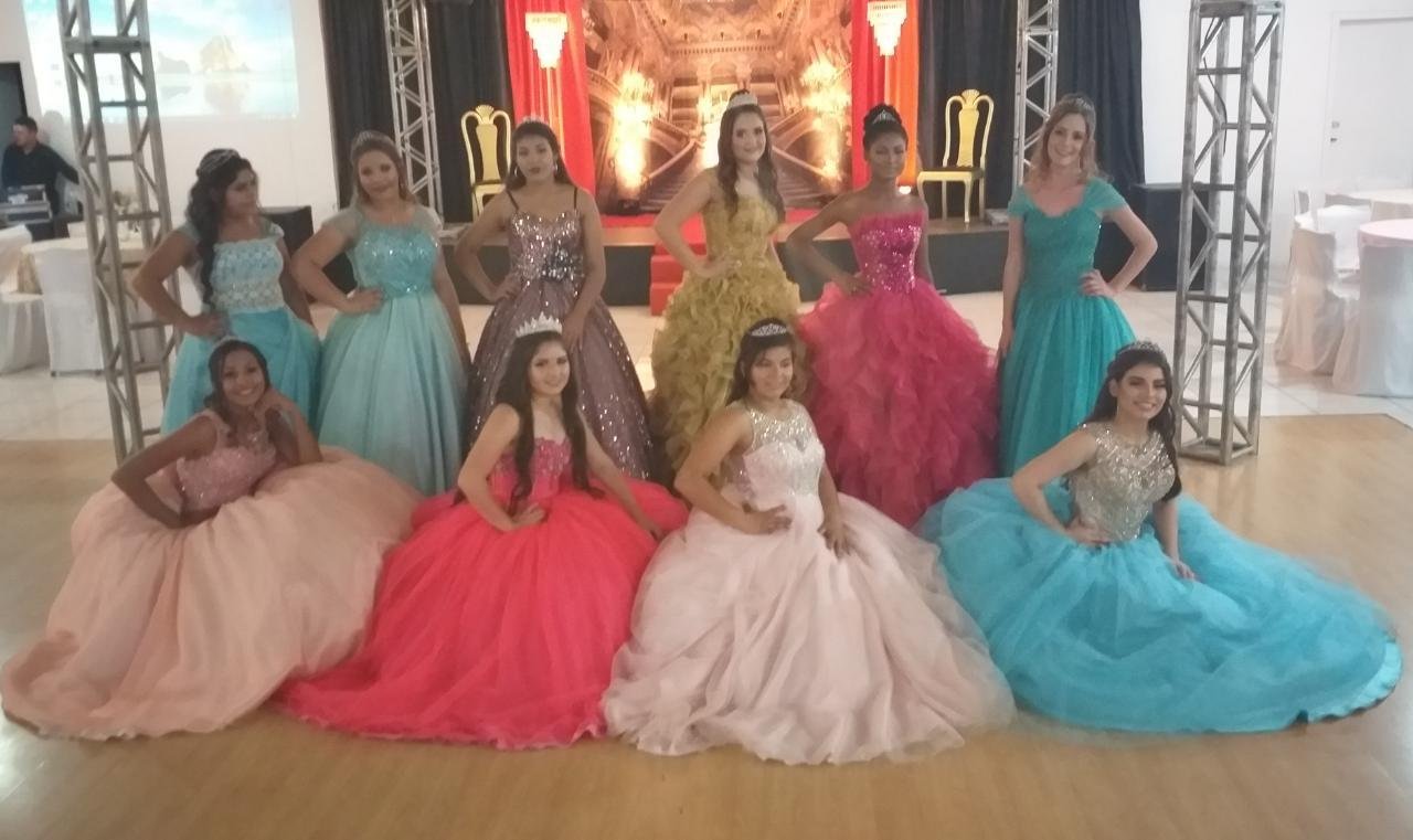 Jovens comemoram seus 15 anos em festa proporcionada pelo projeto Realizando Sonhos