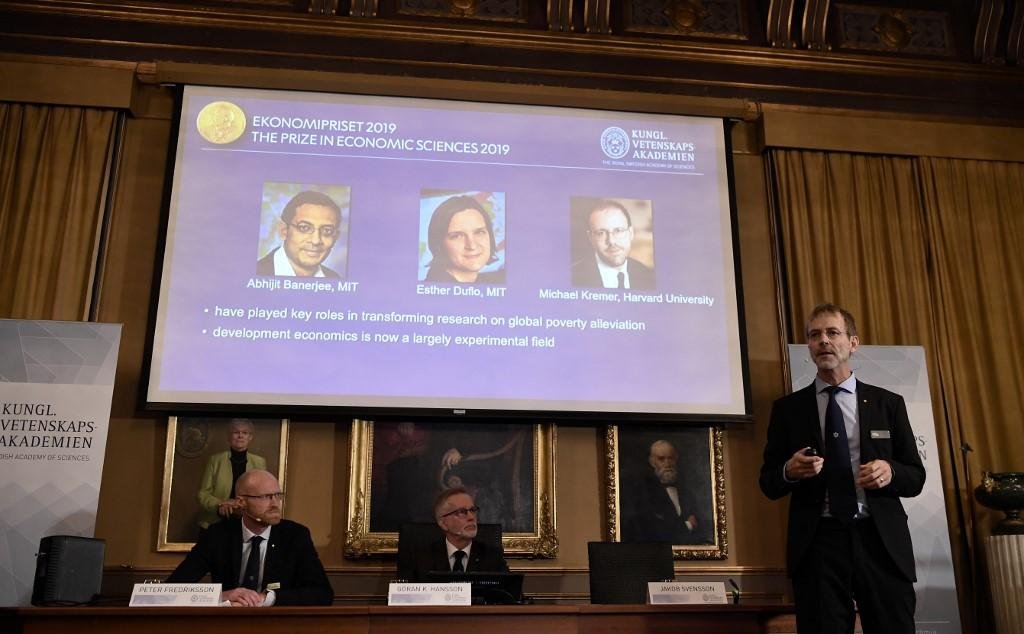 Nobel da Economia premiou tripo pelo combate &agrave; pobreza no mundo