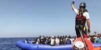 Migrantes tentavam atravessar Mar Mediterrâneo em barco inflável
