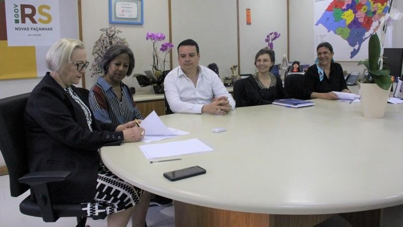 A secret&aacute;ria da sa&uacute;de Arita Bergmann assina repasse ao hospital