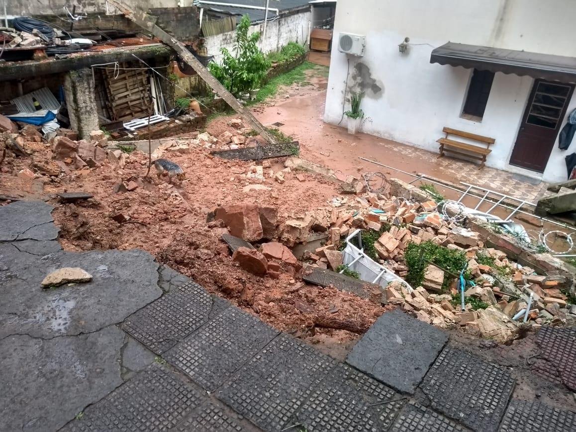 Muro caiu destruindo uma piscina e um jardim