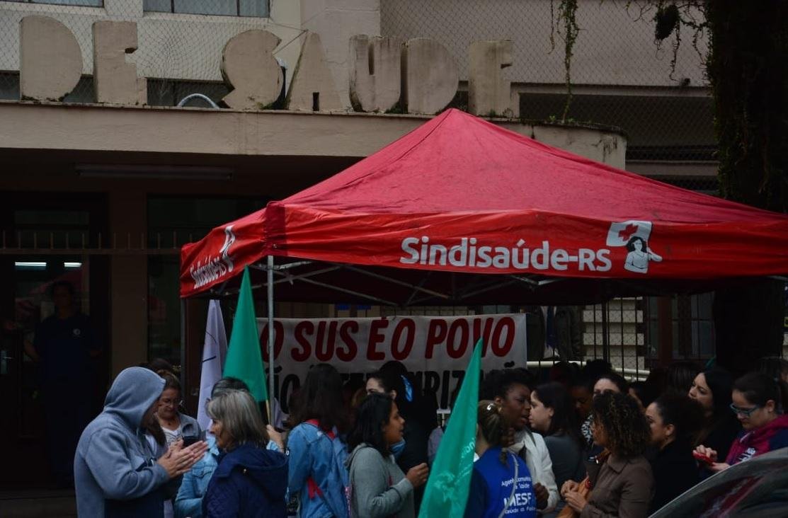 Manifestantes se reuniram nesta quarta-feira em frente ao Centro de Sa&uacute;de Modelo