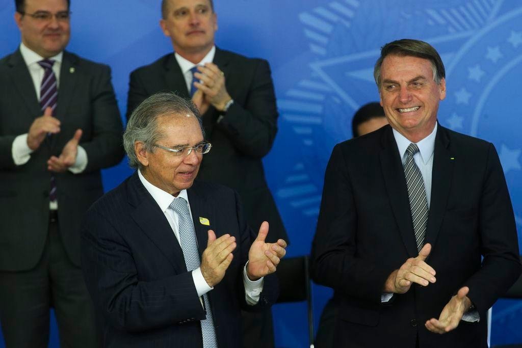 Ministro da economia, Paulo Guedes e o presidente da Rep&uacute;blica, Jair Bolsonaro, participam da cerim&ocirc;nia de assinatura da Medida Provis&oacute;ria do Contribuinte Legal
