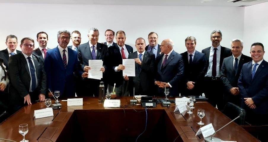 Documento foi entregue em m&atilde;os ao presidente do Senado e ao ministro chefe da Casa Civil