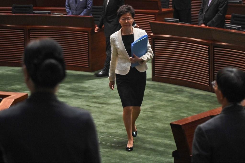 Carrie Lam foi vaiada durante nova sess&atilde;o do Parlamento em Hong Kong