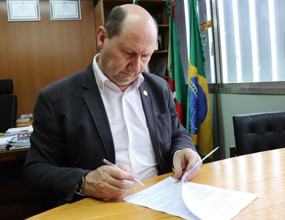 Elton Weber protocolou relat&oacute;rio pelo fim dos honor&aacute;rios de sucumb&ecirc;ncia