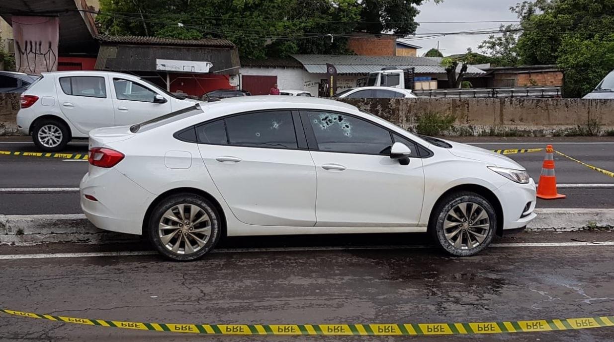 Chevrolet Cruze foi alvejado e parou na divis&oacute;ria da BR 116, no sentido Interior-Capital