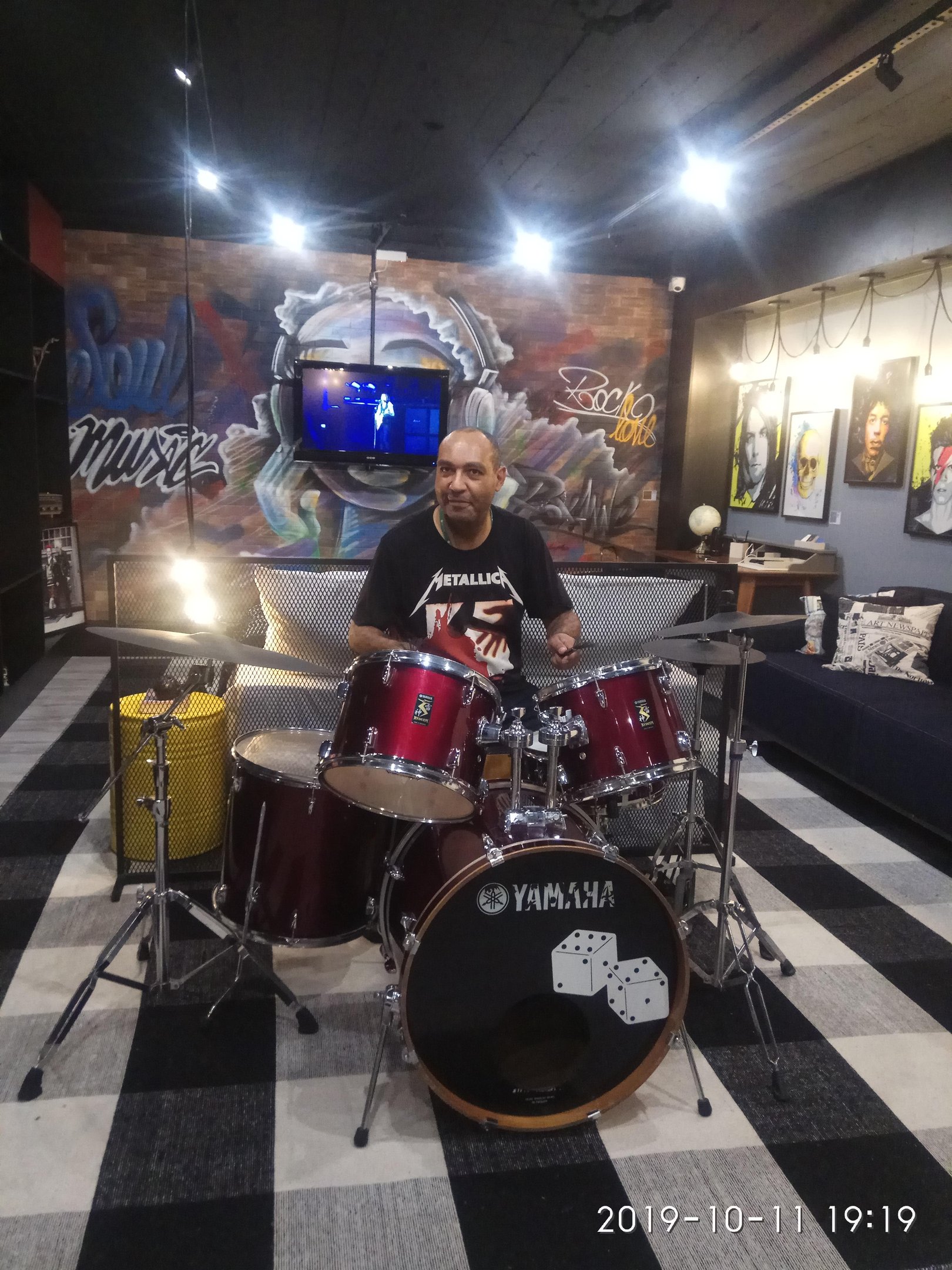 Tentando tocar bateria