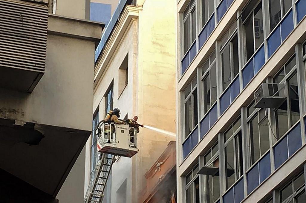 Chamas atingiram boate no Centro do Rio na tarde desta sexta-feira