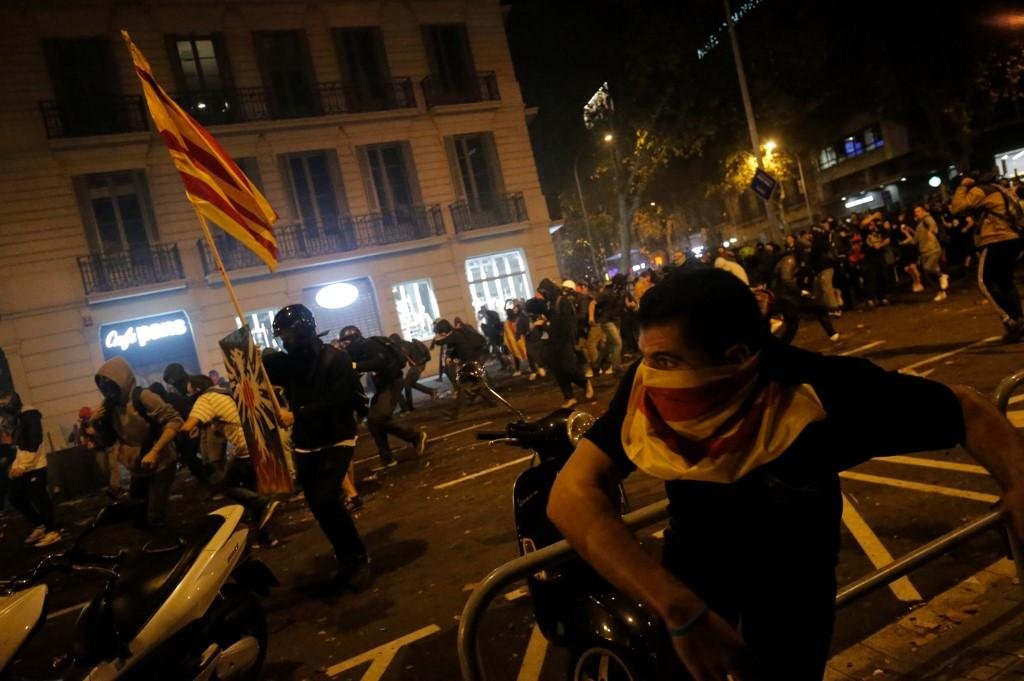 Viol&ecirc;ncia se intensificou em Barcelona ao longo desta sexta-feira