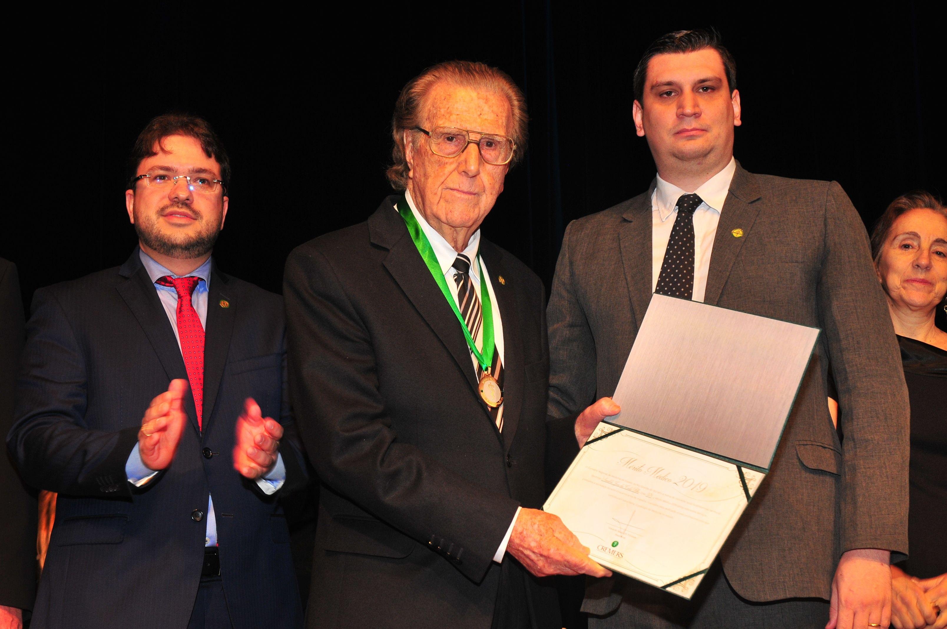 Homenagem do Cremers ocorreu no Teatro da Amrigs nesta sexta-feira