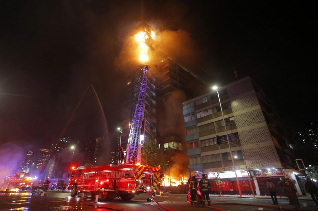 Fogo atingiu o 12&ordm; andar da edifica&ccedil;&atilde;o