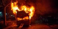 Além das estações de metrô destruídas, coletivos foram incendiados