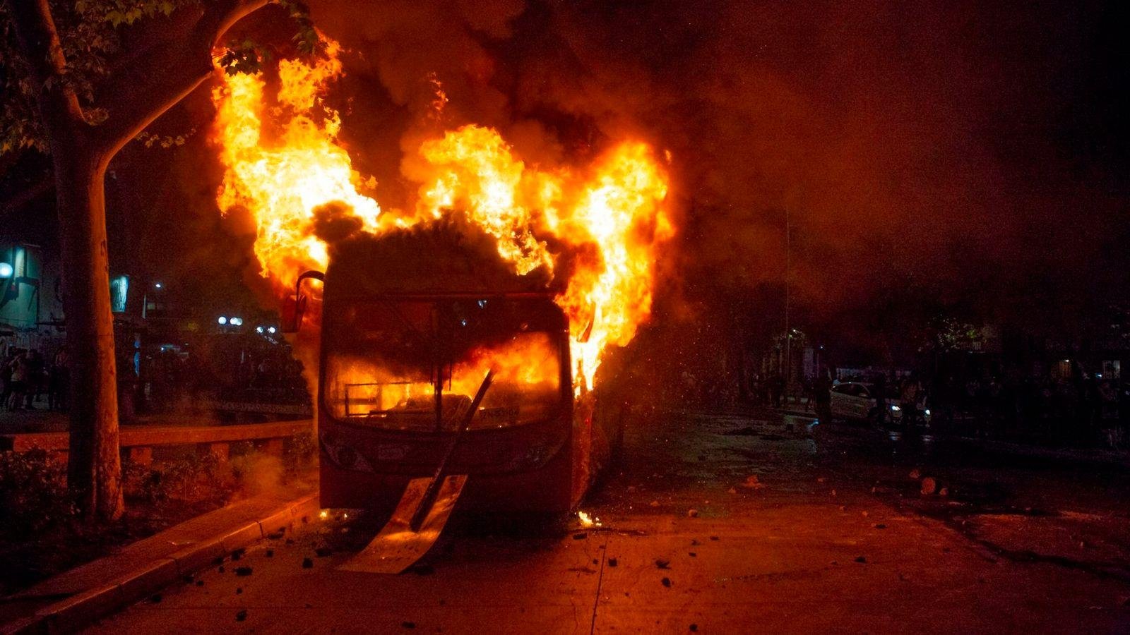 Al&eacute;m das esta&ccedil;&otilde;es de metr&ocirc; destru&iacute;das, coletivos foram incendiados