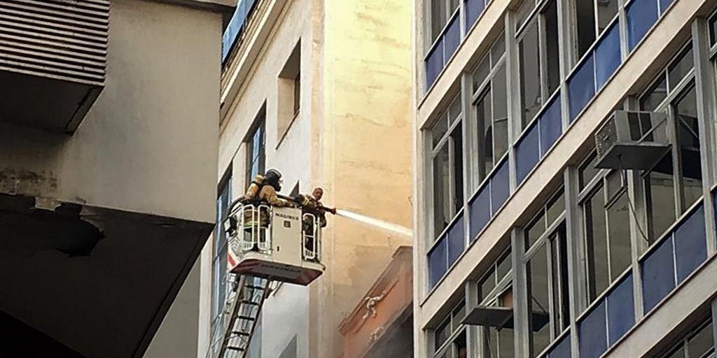 Bombeiros atuaram no combate ao inc&ecirc;ndio a uma edifica&ccedil;&atilde;o na Rua Buenos Aires, no Rio de Janeiro