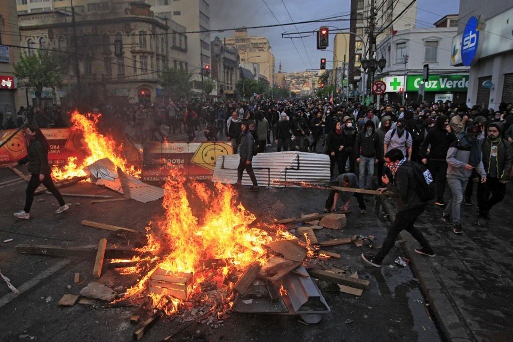 Dezenas de estabelecimentos comerciais saqueados e incendiados no Chile