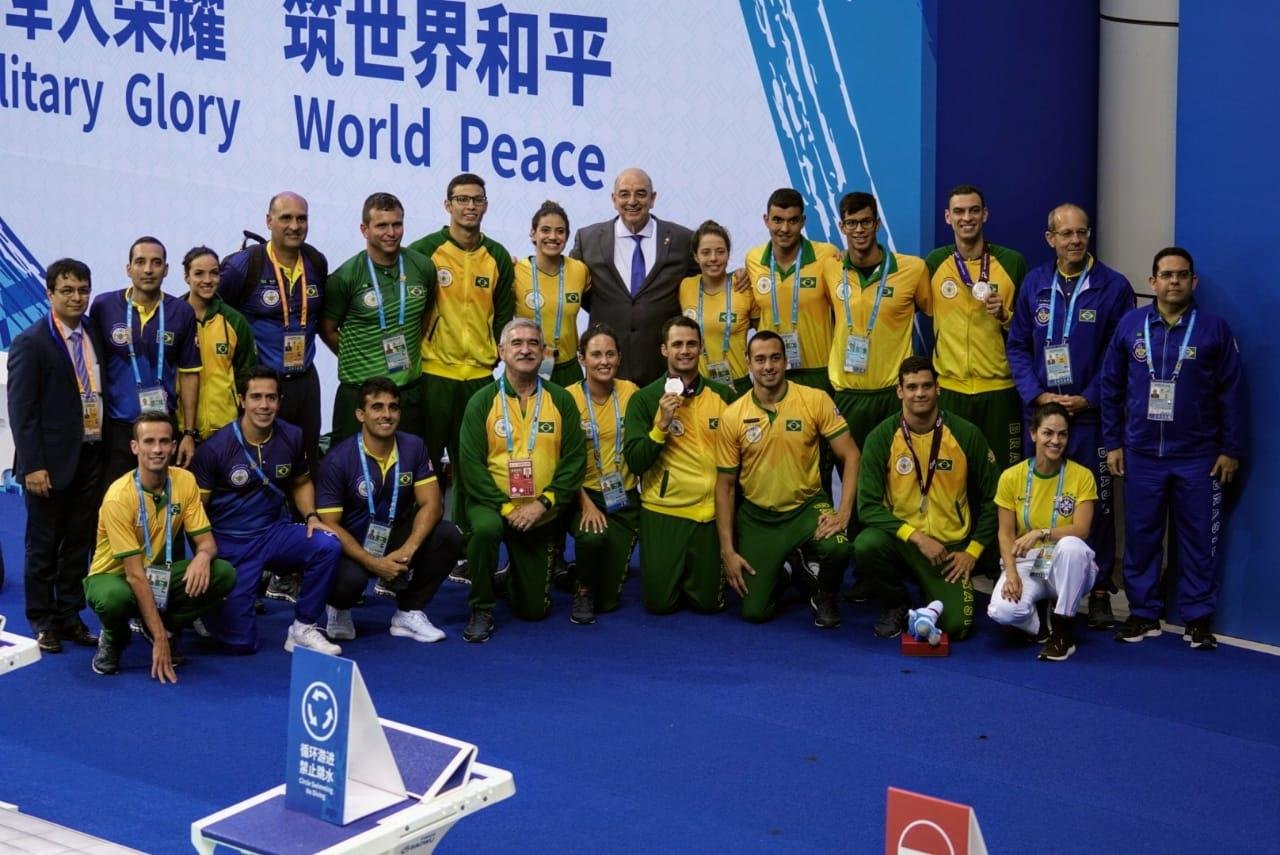 Medalhistas brasileiros com ministro Osmar Terra e secret&aacute;rio especial do Esporte D&eacute;cio Brasil nos Jogos Mundiais Militares