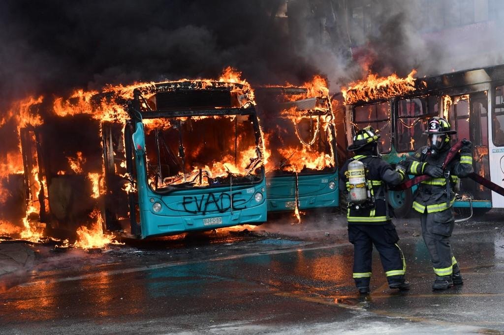 Onda de manifesta&ccedil;&otilde;es j&aacute; registrou tr&ecirc;s mortos e mais de 300 detidos por inc&ecirc;ndios e saques
