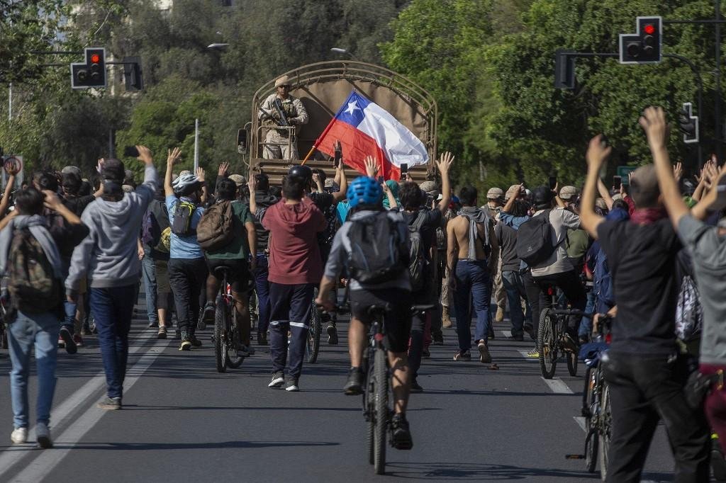 Protestos ignoraram toque de recolher e enfrentaram ex&eacute;rcito