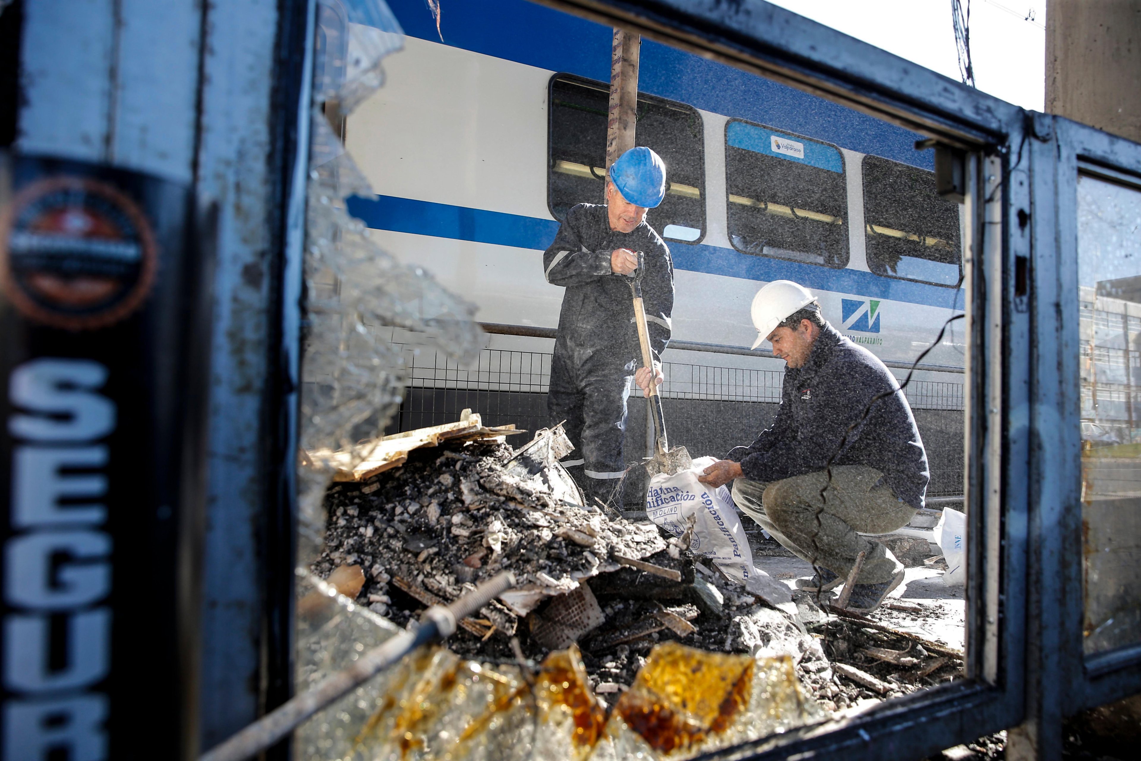 Com militares nas ruas e reabertura parcial de metr&ocirc;, Santiago volta a rotina