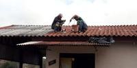 Casas receberam reparos nos telhados após passagem do temporal