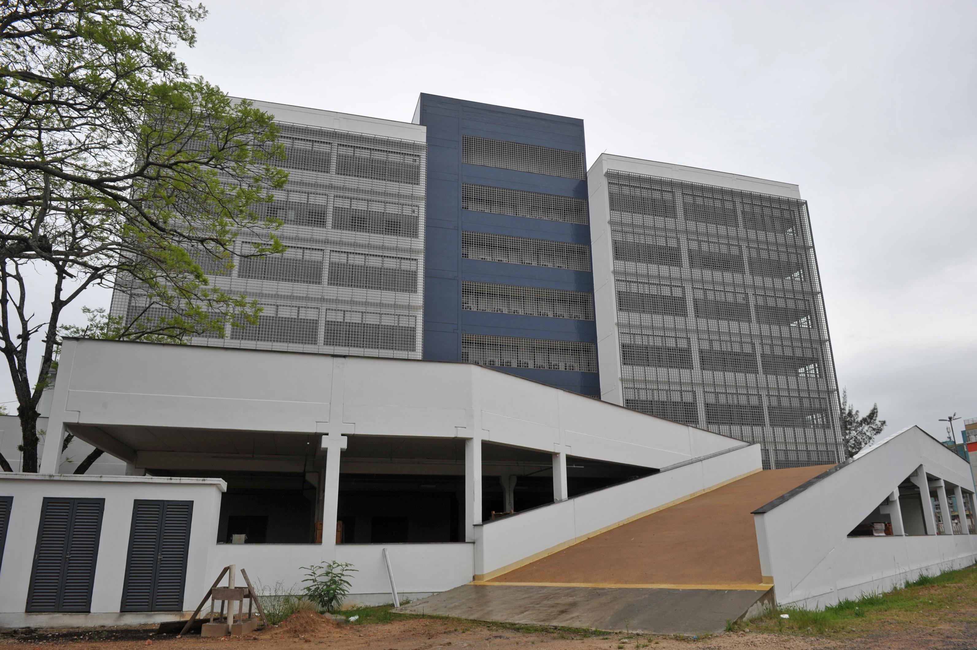 Edif&iacute;cio tem sete andares e est&aacute; ao lado da Secretaria da Seguran&ccedil;a P&uacute;blica do Estado, em Porto Alegre