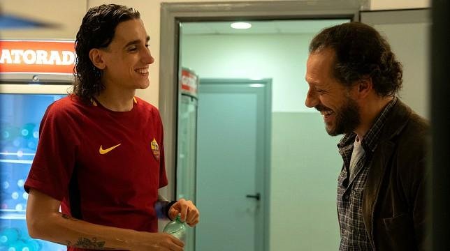 Craque da Roma passa a receber aulas de Valerio para tentar entender o mundo