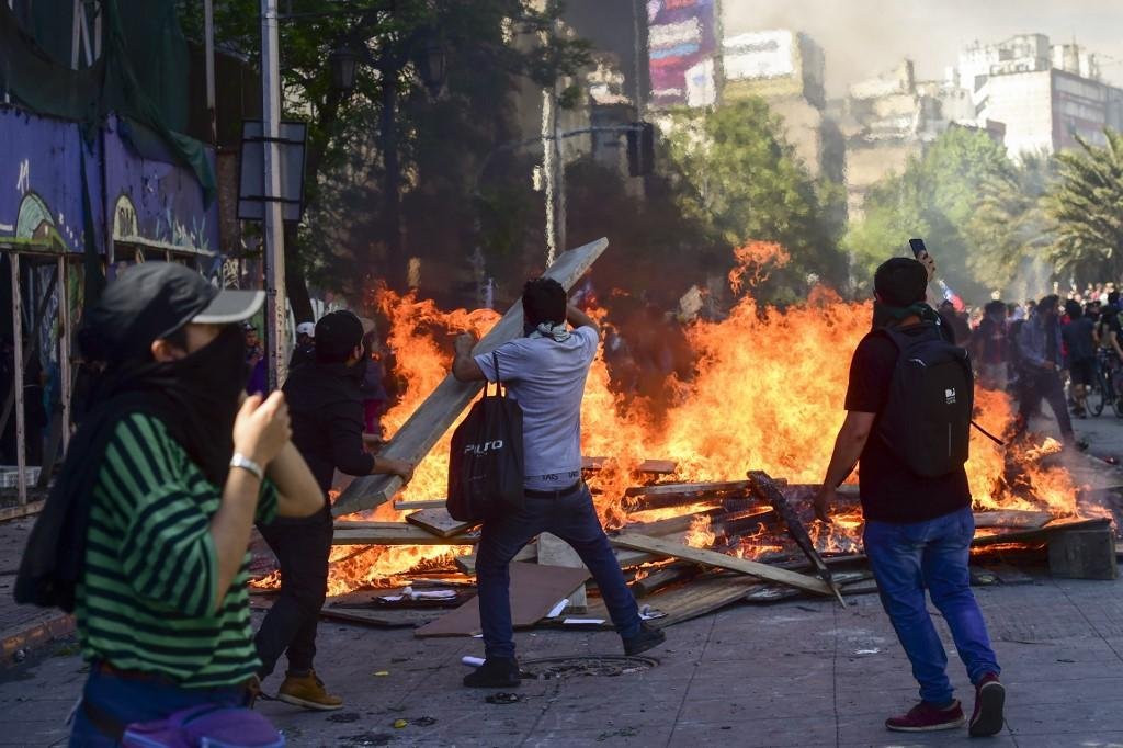 Manifesta&ccedil;&otilde;es n&atilde;o diminuem de intensidade desde sexta e j&aacute; deixaram 11 mortos e centenas de feridos