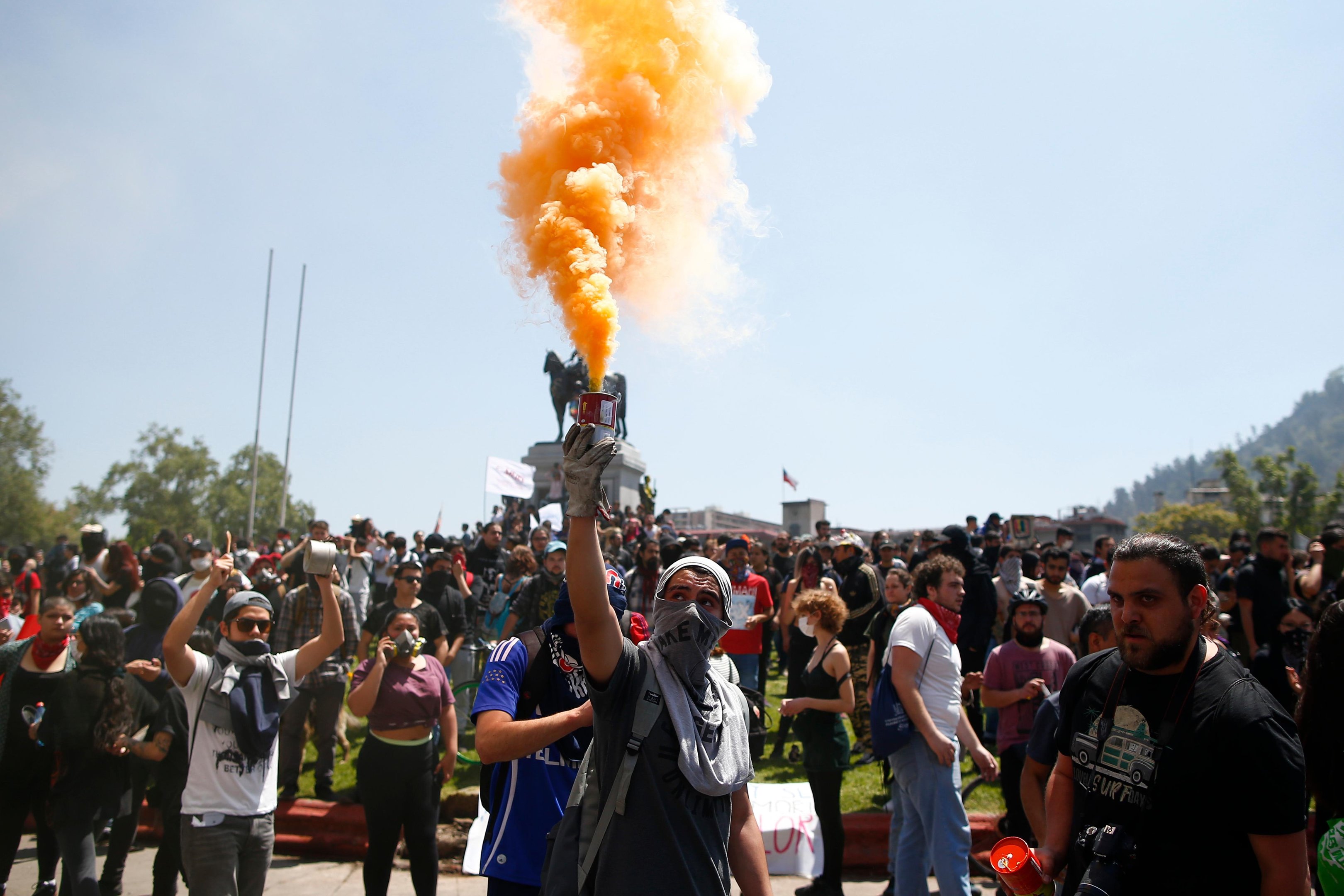 Pessoas protestam na pra&ccedil;a Plaza It&aacute;lia, em Santiago, Chile, em 21 de outubro de 2019.