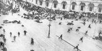 Conflitos nas ruas de Petrogrado entre os revolucionários e os contras