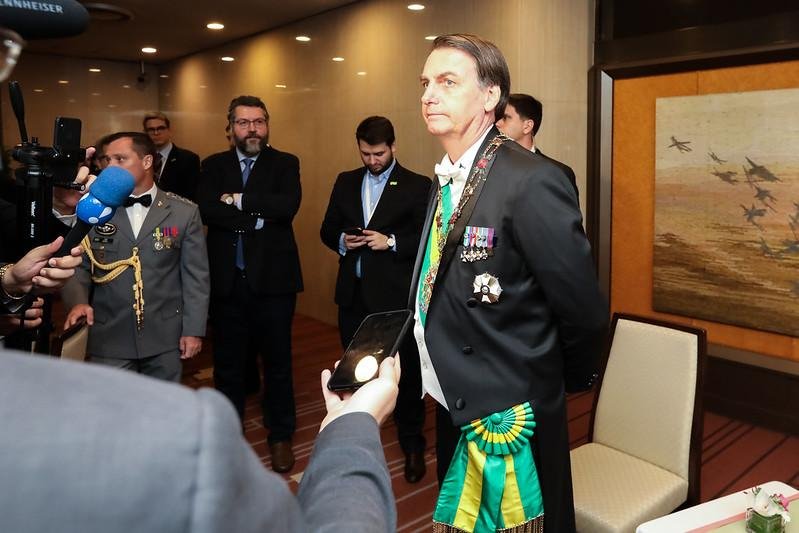 Bolsonaro conversa com a imprensa na saída para a cerimônia de entronização do imperador japon&ecirc;s