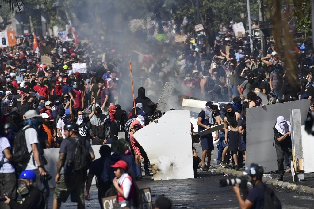 Protestos violentos no Chile j&aacute; deixaram 15 mortos