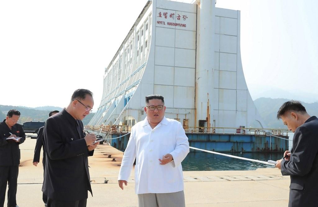 Kim Jong-Un visitou complexo tur&iacute;stico e criticou formato arquitet&ocirc;nico do local