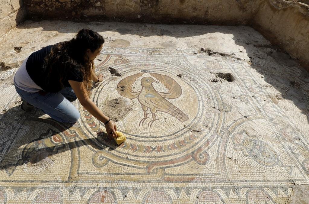 Arqueologista mostra piso de mosaico de igreja com inscri&ccedil;&atilde;o em grego antigo na cidade israelense de Bet Shemesh