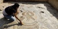 Arqueologista mostra piso de mosaico de igreja com inscrição em grego antigo na cidade israelense de Bet Shemesh