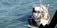 Embarcações pesqueiras realizam a captura ilegal de corvina com rede de emalhe anilhado